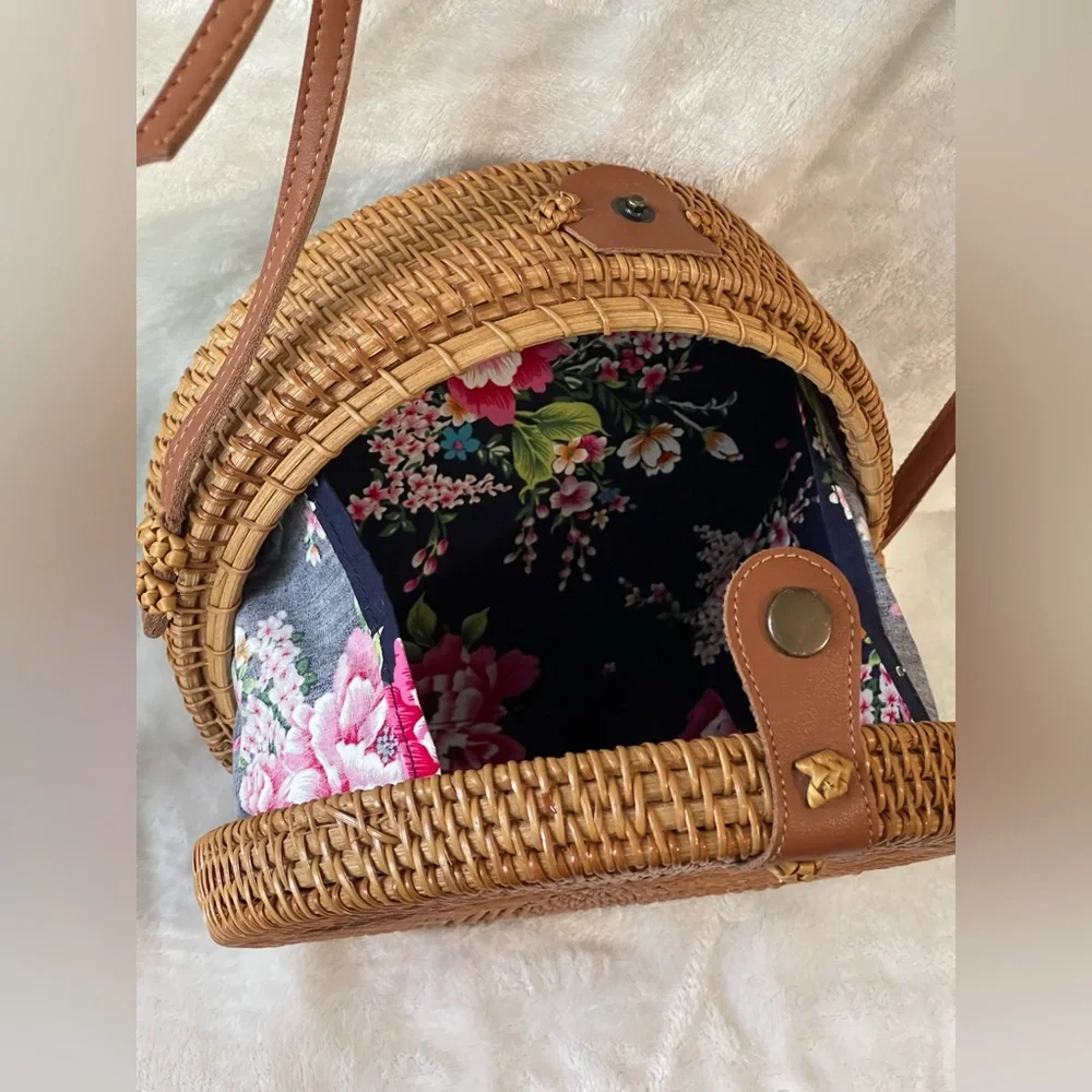 Summer handwoven Rattan circle purse crossbody boho fun and super cute beach - Picture 6 of 13